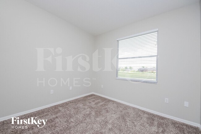 Building Photo - 1902 Fairway Loop