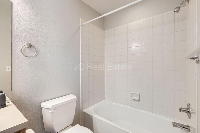 Building Photo - 2241 Valentia St