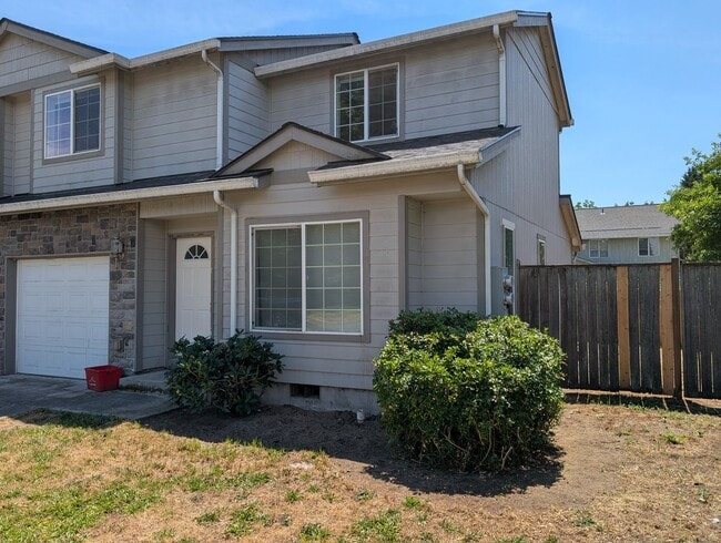 Building Photo - Nice 3 bed/1.5 bath duplex with fenced-in yard and 1 car garage