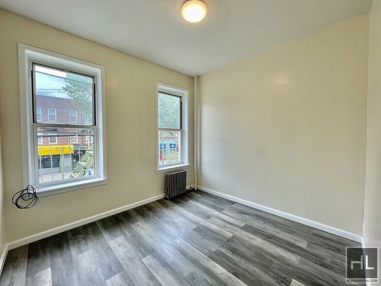 Building Photo - 34 AVENUE 2.5 bedroom includes heat and hot water