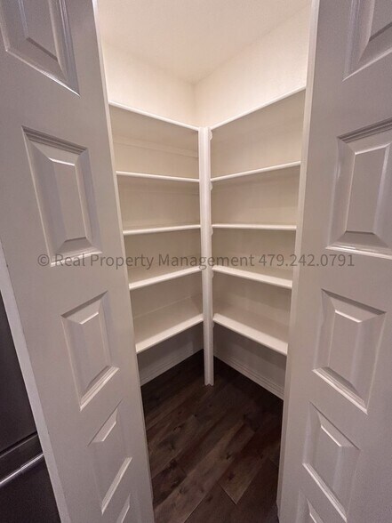 Building Photo - 8606 Gatehouse Way