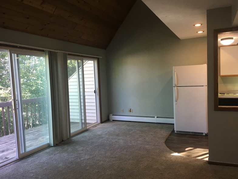 Living/dining area - 1209 E 4th St