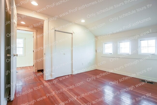 Building Photo - 3232 N Michigan Ave