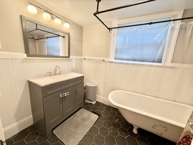 Building Photo - *West side charmer completely remodeled, mid century flare!