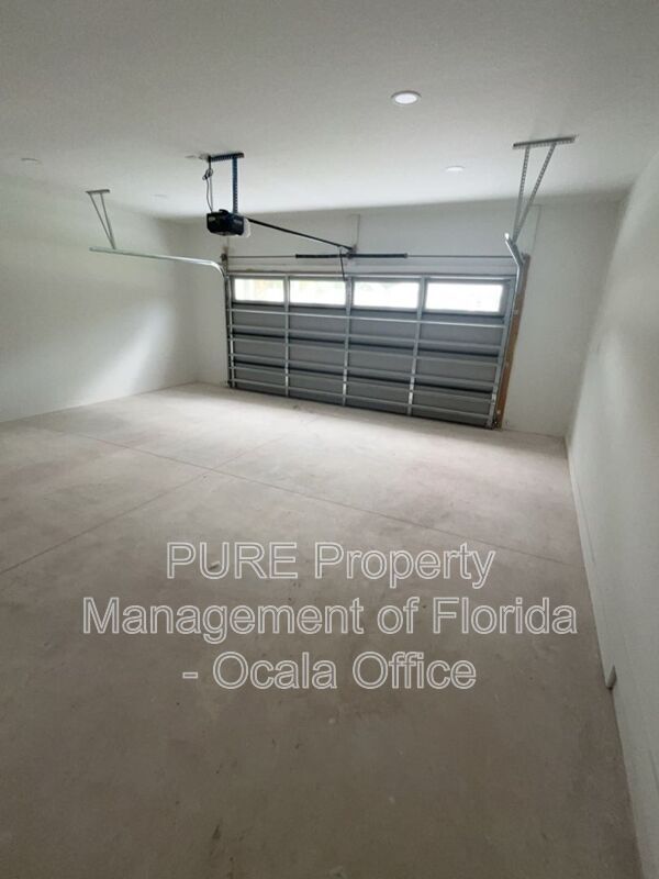 Building Photo - 2635 NE 37th Place Rd