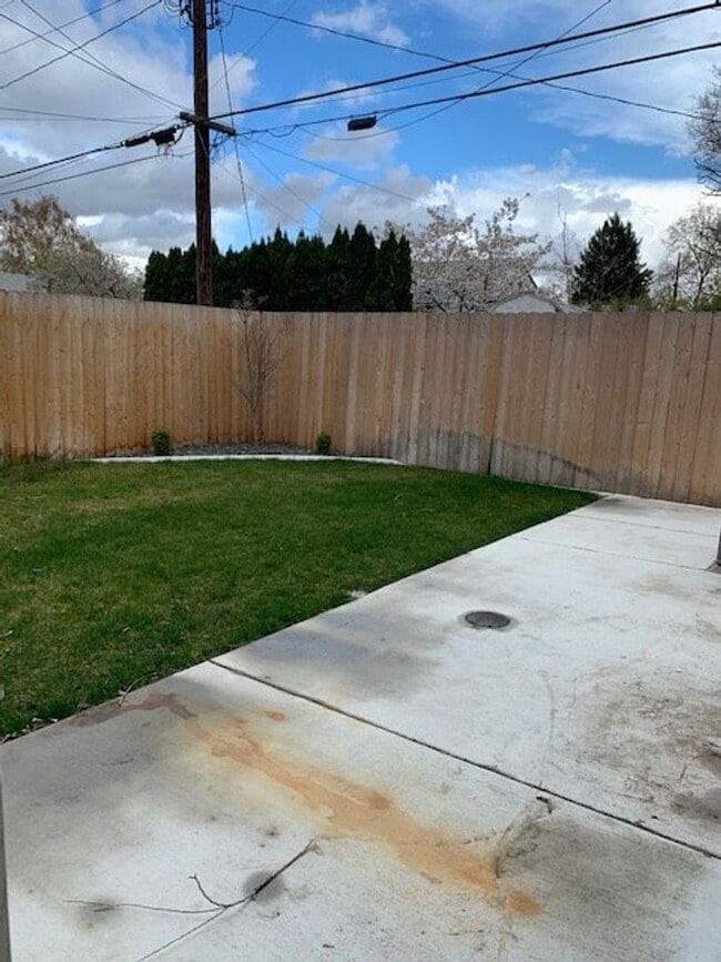 Building Photo - Renovated Modern Duplex