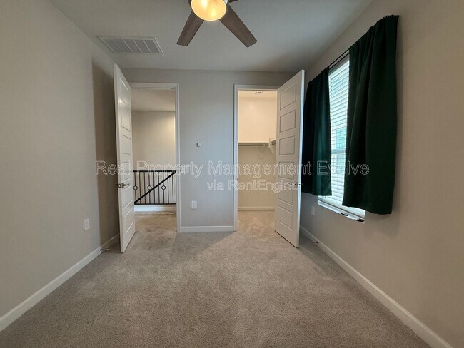 Building Photo - 5118 E Anderson Dr