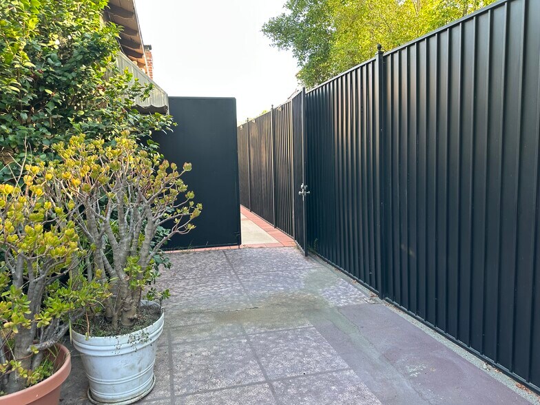 Shared courtyard entrance - 10807 Huston St