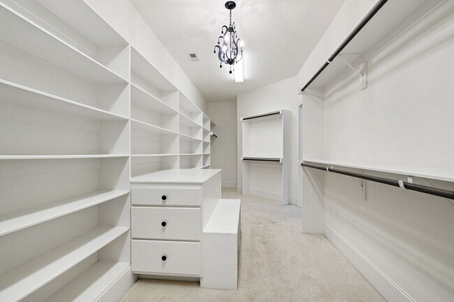 Building Photo - Elegant 5-Bedroom Residence with Luxurious...