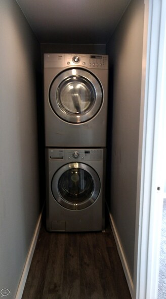 Stackable W/D - 620 N Wright St