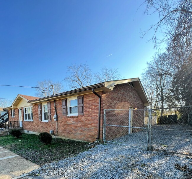 Building Photo - All Brick, 3 Bedroom Ranch in Hendersonvil...