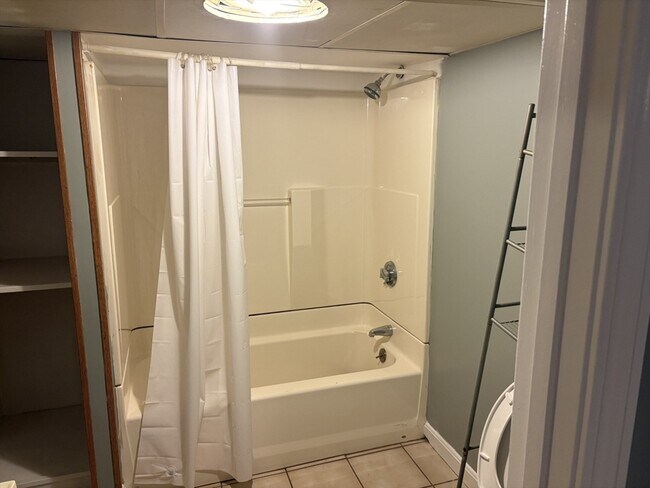 Building Photo - 610 Killingly St