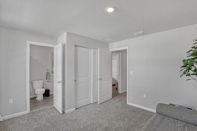 Building Photo - 5648 SE Edgewater Cir