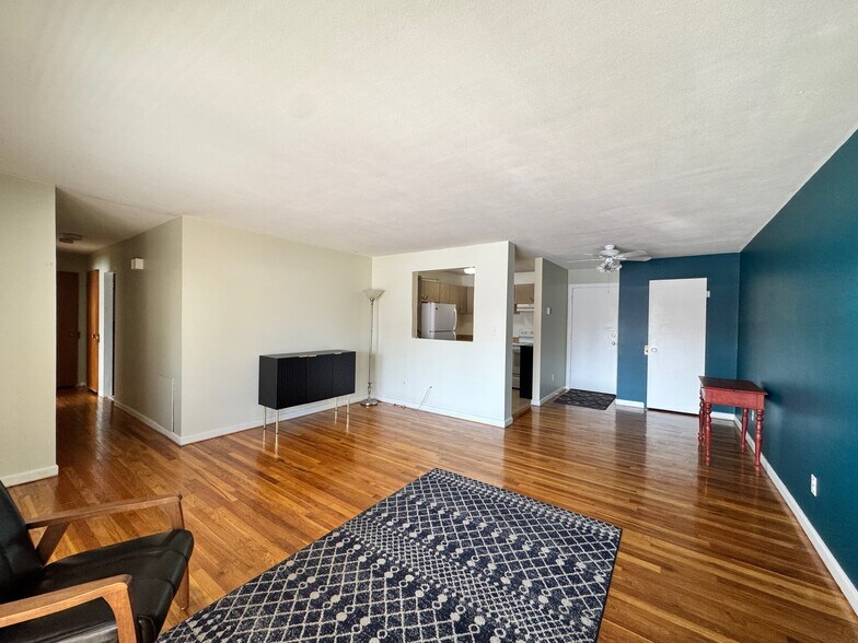 Building Photo - 32 Park Avenue Ct