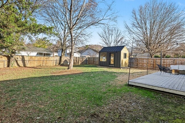 Building Photo - Now available—this beautifully renovated 3-bedroom, 1-bath home