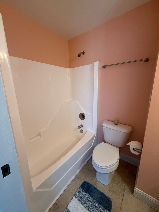 Building Photo - 2 bedroom, 2.5 bath Townhouse