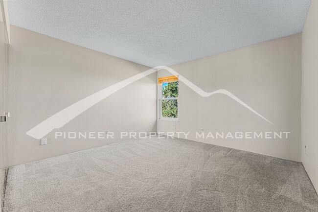 Building Photo - Spacious Apartment with Mountain Views and...