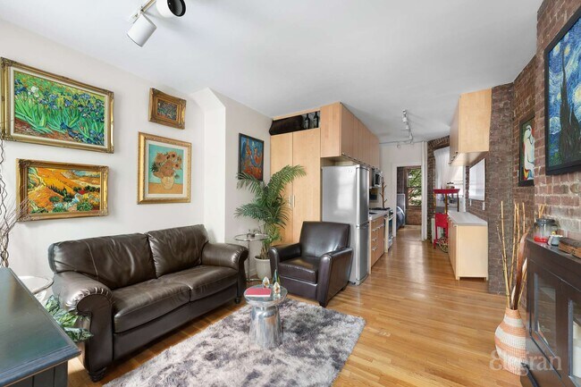 Building Photo - 138 W 10th St