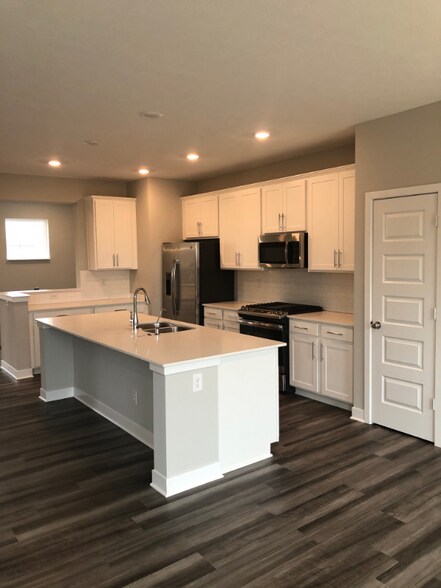 Building Photo - 305 Fairfax Way