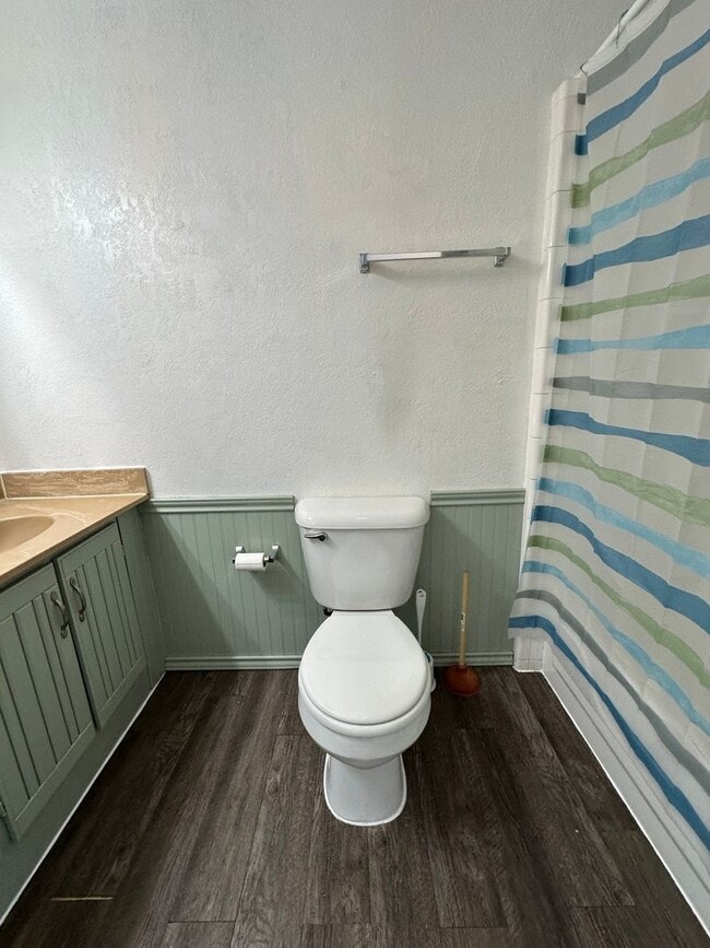 Building Photo - 4 Bed, 2 Bath house w/1 car garage