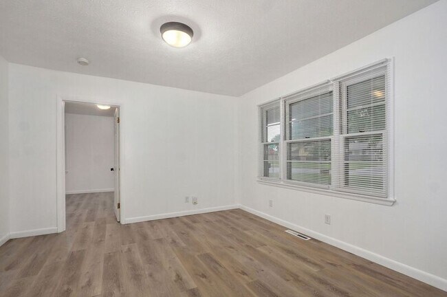 Building Photo - 906 N Belview Ave