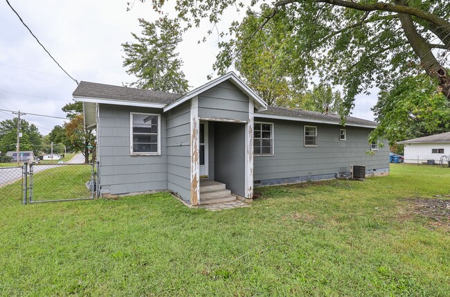 Building Photo - Newly Remodeled | 3 Bedroom | 1 Bathroom |...