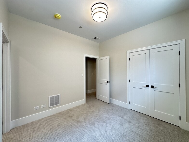 Building Photo - 1747 W Le Moyne St