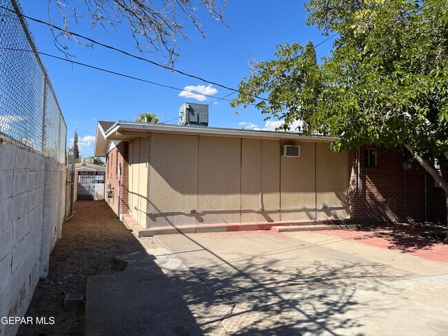 Building Photo - 7952 Monterrey Dr