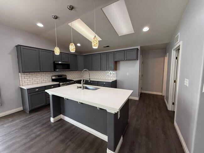 Building Photo - 10919 Golden Valley Dr