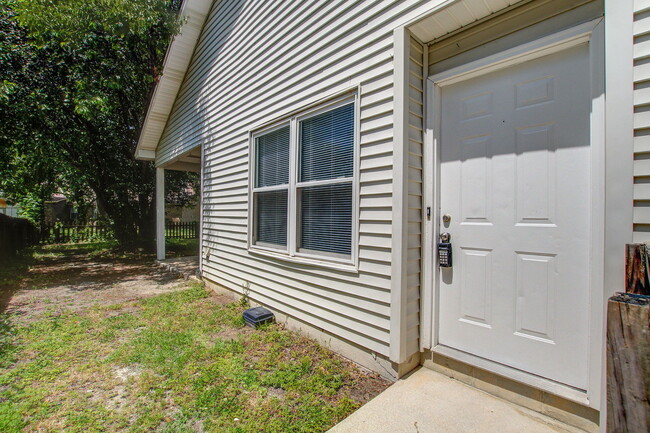 Building Photo - 9621 N Cardinal Dr