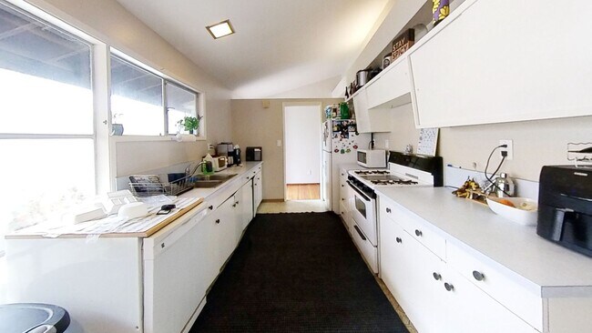 Building Photo - WALK TO SDSU! 5 bed 2 bath House w/ A/C