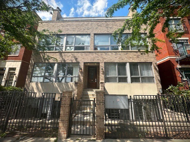 Primary Photo - 1620 W Augusta Blvd