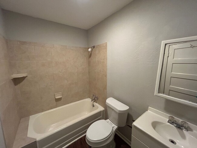 Building Photo - Large Bedroom Waco Home