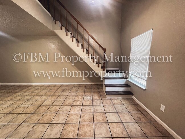 Building Photo - 2541 W Sycamore Ave