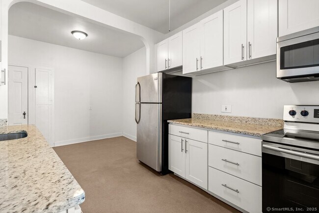 Building Photo - 684 Farmington Ave