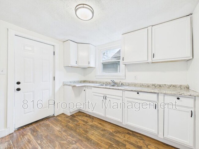 Building Photo - 411 Main St