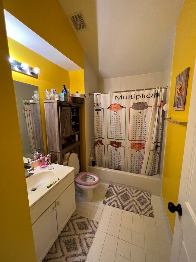 Building Photo - Stunning 2 bedroom and 3 Bathroom Townhome Style Condo / w Pool