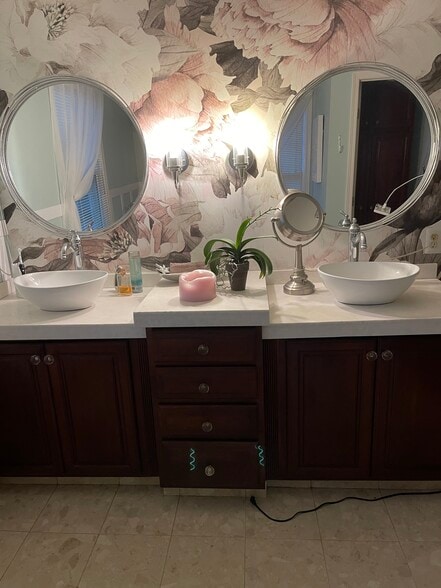 Master bath double vanity - 6349 Woodhall Ct