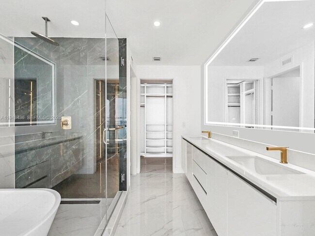 Building Photo - 700 NE 24th St