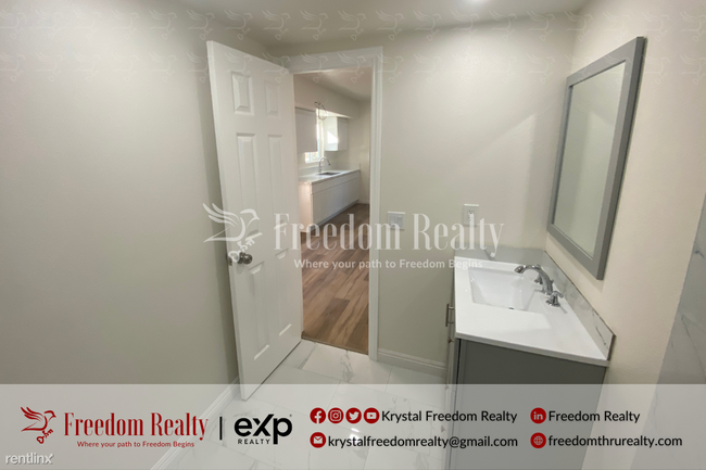 Building Photo - 2 br, 1 bath Triplex - 1765 Los Feliz Driv...