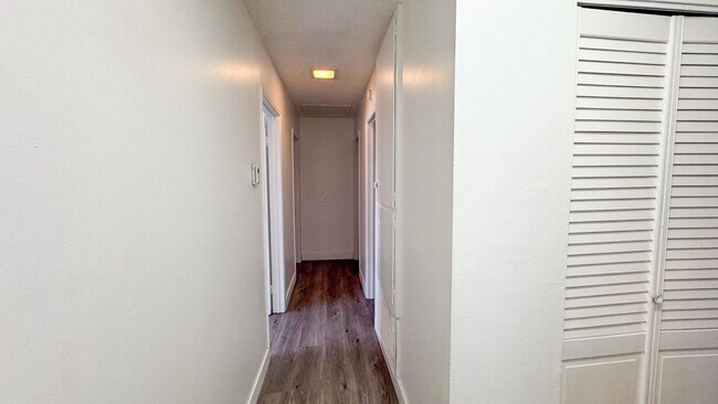 Building Photo - 50 Shadow Ln