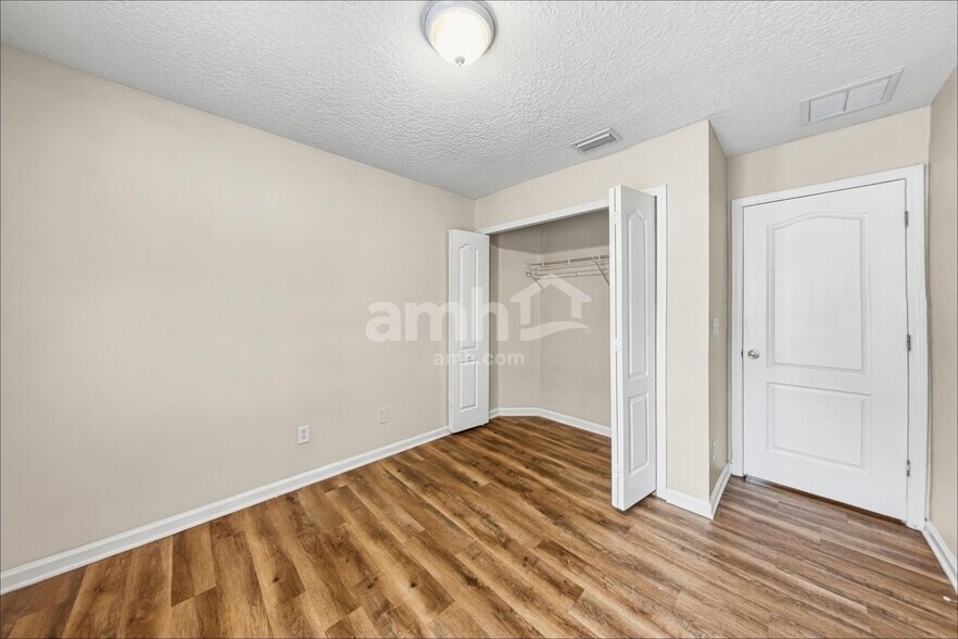 Building Photo - 12336 Deersong Dr N