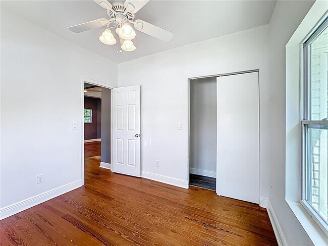 Building Photo - 2409 Drake Dr
