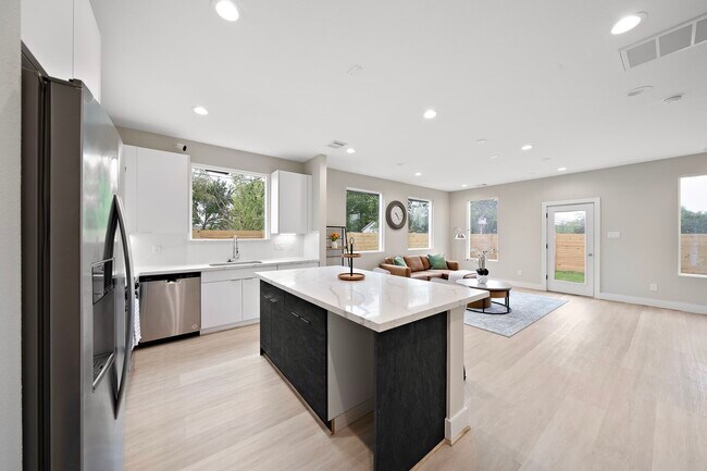 Building Photo - 8670 Easthaven Blvd