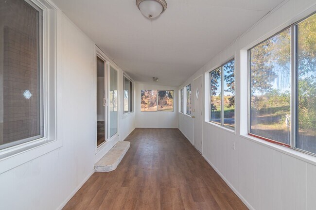 Building Photo - Quaint Farmhouse near Silverlake!
