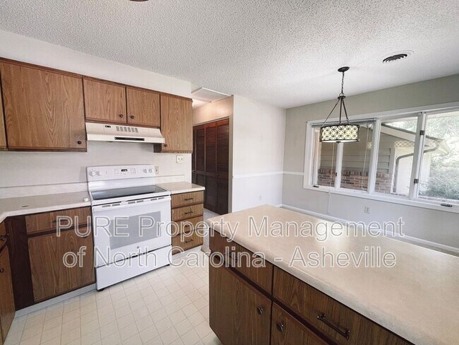 Building Photo - 11 Elderberry Ln