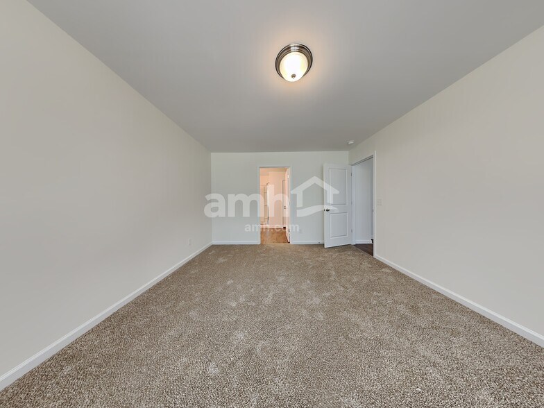 Building Photo - 215 Bellflower Cir