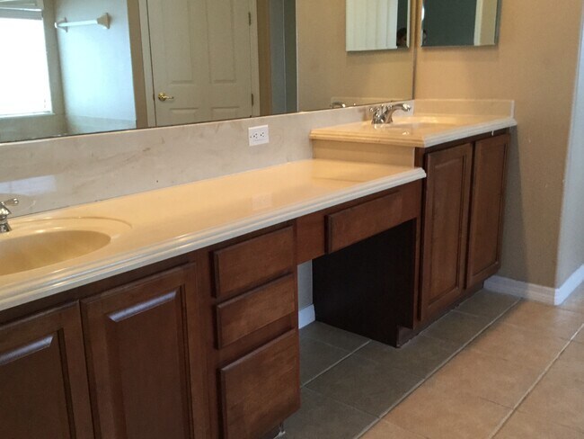 Building Photo - BRISTOL ESTATES 4 BEDRROM, 4 BATHROOMS, 3 CAR GARAGE HOUSE