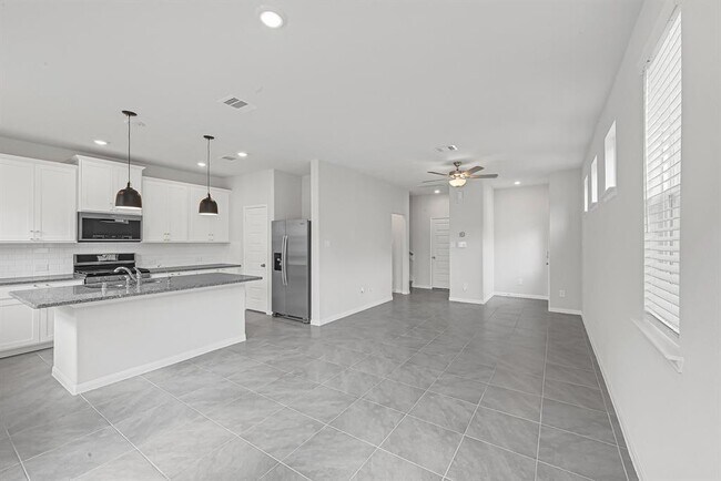 Building Photo - 1528 Lakeline Oak Dr