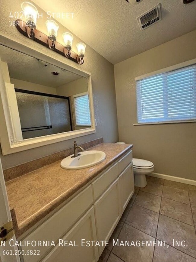 Building Photo - 402 Ash St